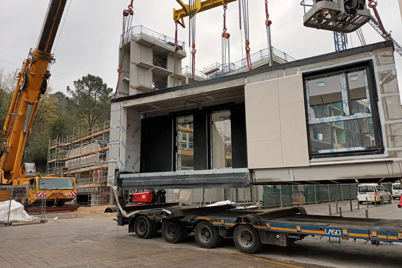 Montaje de módulos industrializados en obra de Galdakao